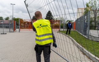 Ogrodzenie ażurowe niesione przez pracownika WC SERWIS