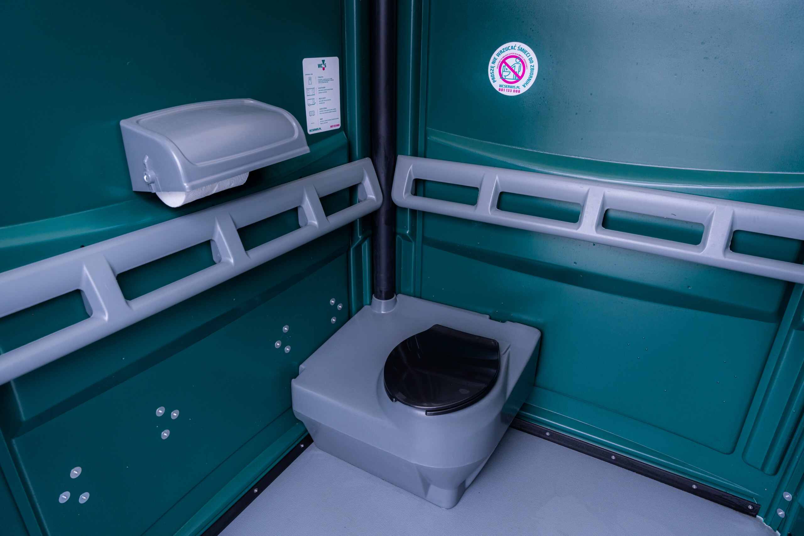 Toalety przenośne dla osób niepełnosprawnych – dostępność na pierwszym miejscu