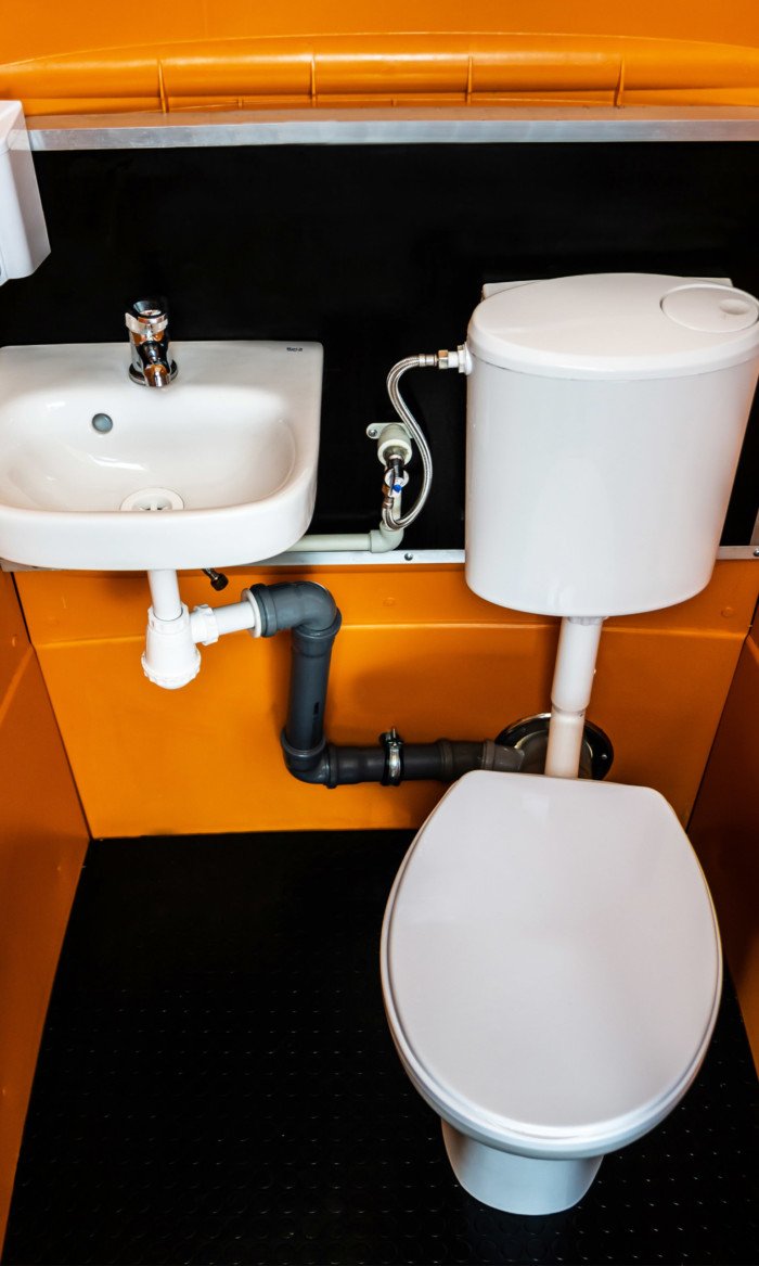 Toaleta na wynajem z podłączeniem wodno-kanalizacyjnym - wnętrze