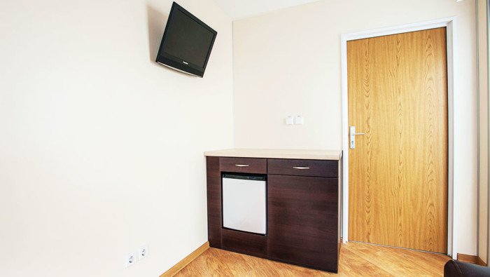 Kontener mieszkalny - Ekskluzywny pokój z telewizorem i komodą