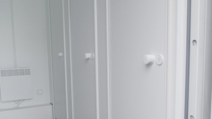 Klamka od drzwi w kontenerze sanitarnym