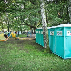 Wynajem toalety przenośnej czy warto?