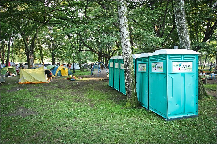 Toalety przenośne Białystok - organizacja o każdej porze