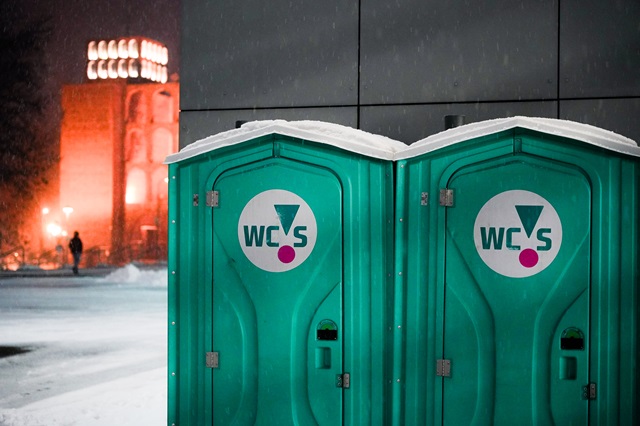 toalety wc serwis na meczu piłkarskim