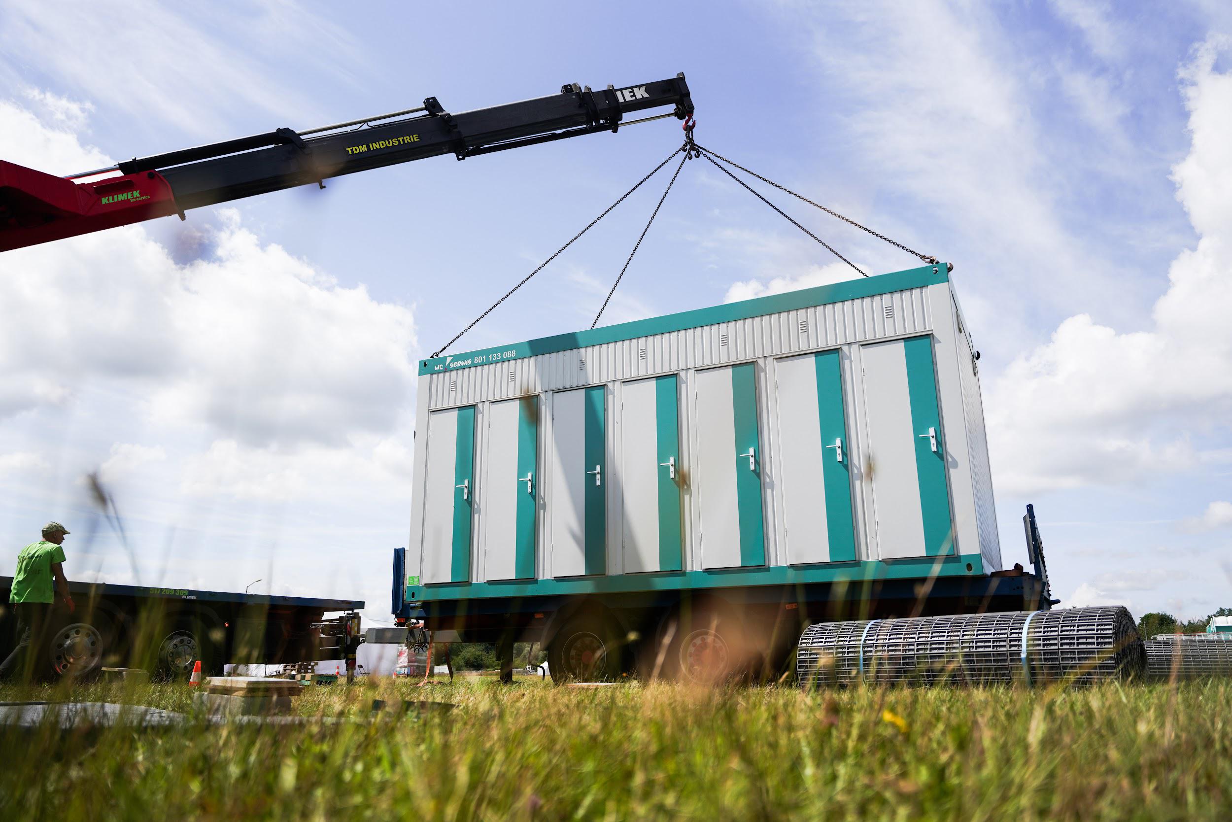 Toalety Standard czy&nbsp;przyczepa sanitarna – jak wybrać zaplecze sanitarne na&nbsp;event?