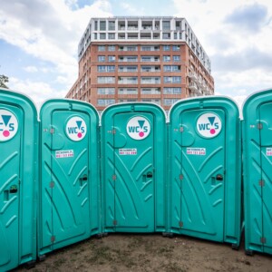 Toaleta przenośna Standard vs. VIP – kiedy warto dopłacić za&nbsp;wyższy komfort?