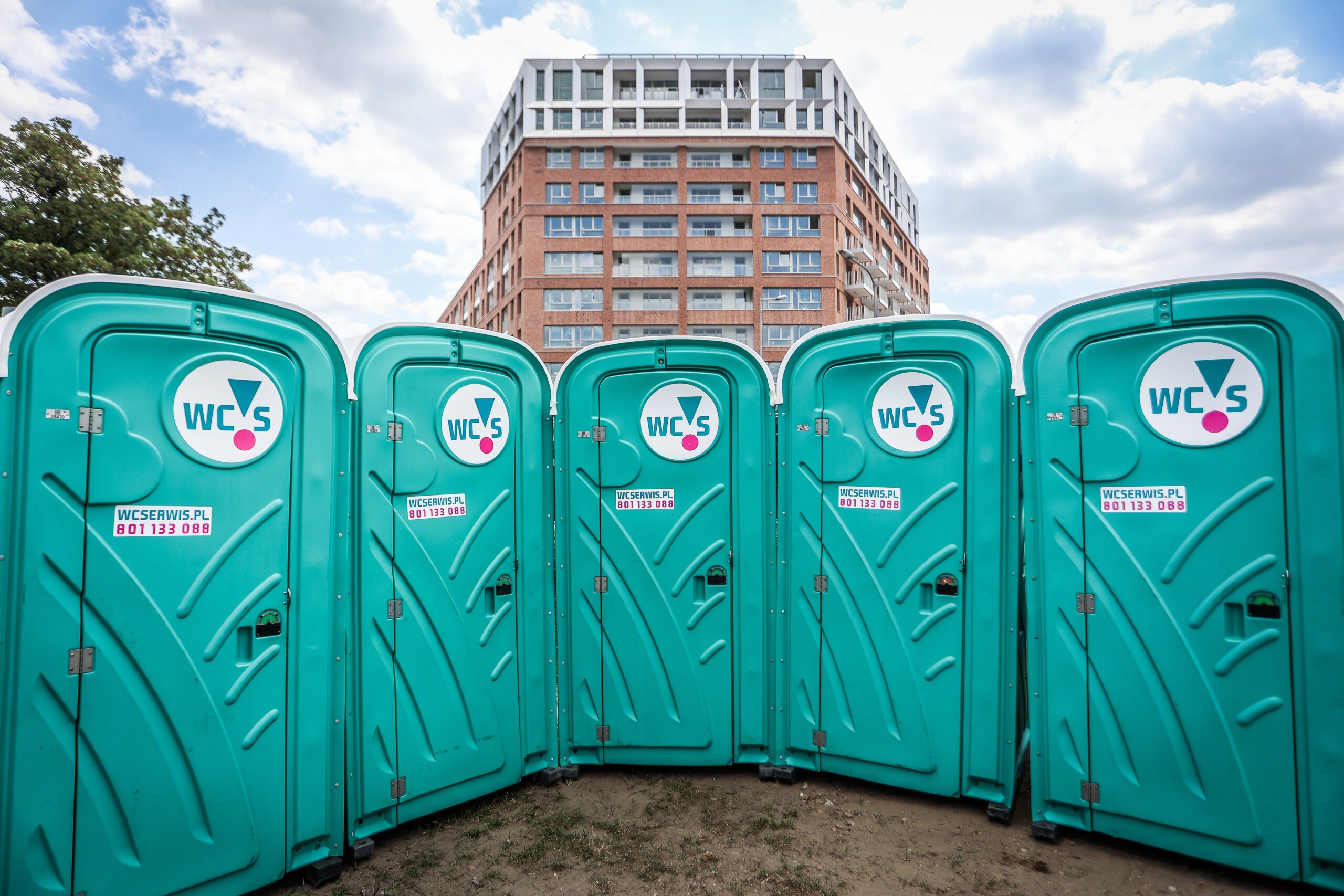 Toaleta przenośna Standard vs. VIP – kiedy warto dopłacić za&nbsp;wyższy komfort?